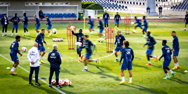 法国国家队训练备战2026世界杯 - 球员集体训练场景